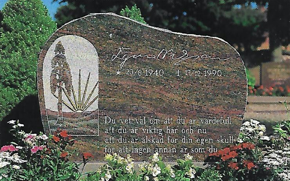 Elegant gravsten i detaljerad design, ett exempel på Granit Gravyrs hantverksskicklighet.