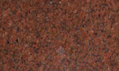 En strålande röd Vånga granit med vacker textur, perfekt för personlig gravyr. Bilden visar Granit Gravyrs expertis inom stenbearbetning och gravyr, och framhäver stenens naturliga skönhet och hållbarhet.