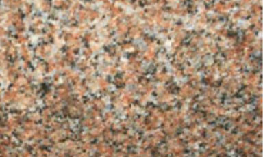 Detaljerad närbild av ett rödbrunt Bohus-mönster för gravstenar, framhävt av Granit Gravyr's skicklighet.
